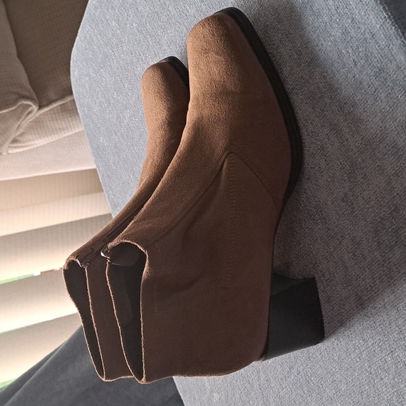 Liz Claiborne Suede Ankle Boot.  Camel Color. 8 1/2.  Like new - Picture 2 of 6